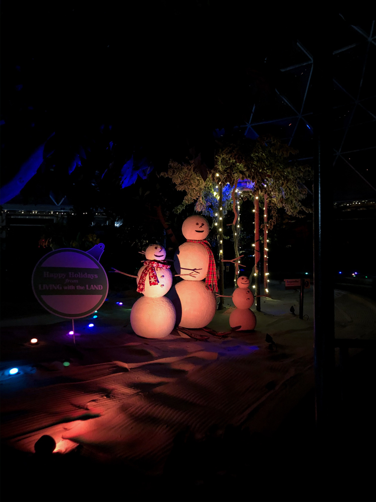 Sand snowmen with red lighting